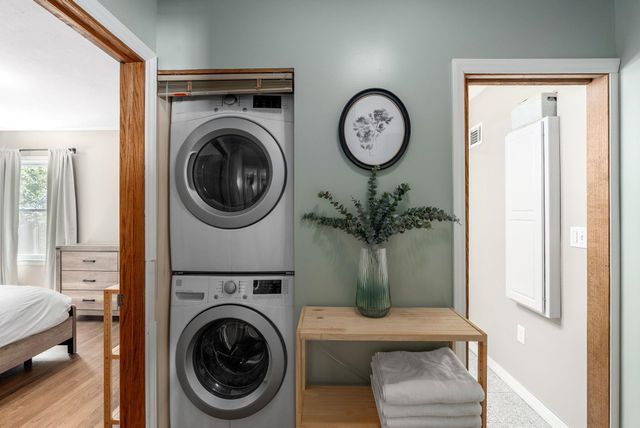 930 N Crestway Ave, Wichita, KS 67208