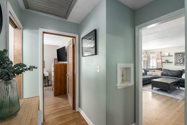 930 N Crestway Ave, Wichita, KS 67208