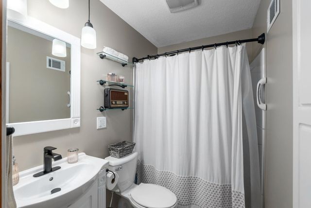 930 N Crestway Ave, Wichita, KS 67208