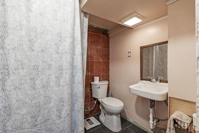 930 N Crestway Ave, Wichita, KS 67208