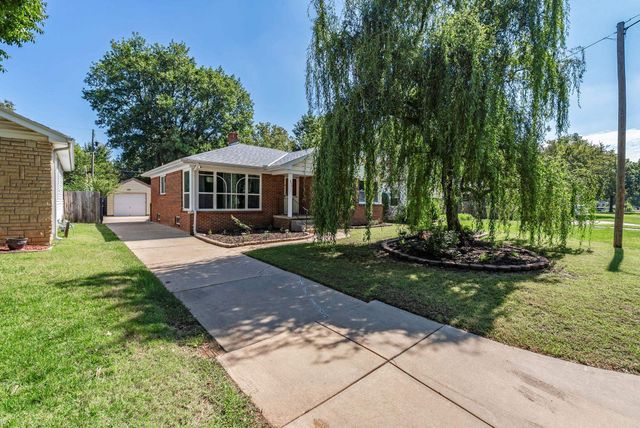 930 N Crestway Ave, Wichita, KS 67208
