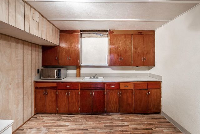 930 N Crestway Ave, Wichita, KS 67208