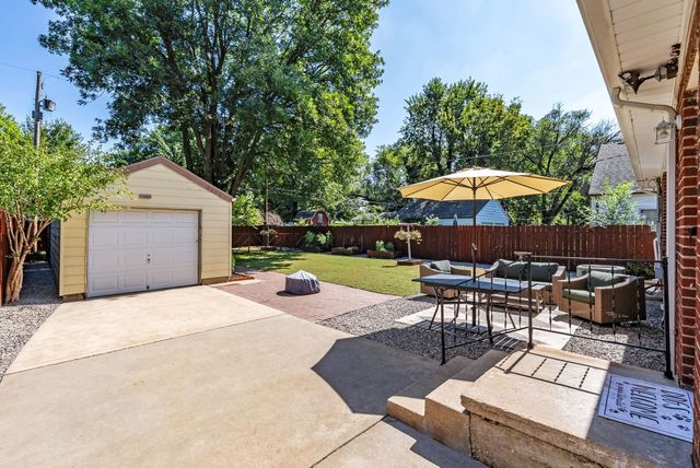 930 N Crestway Ave, Wichita, KS 67208