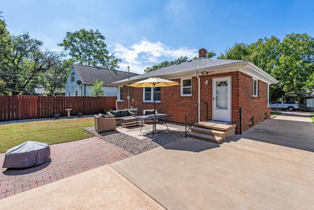 930 N Crestway Ave, Wichita, KS 67208