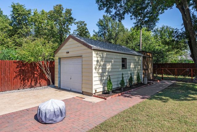 930 N Crestway Ave, Wichita, KS 67208