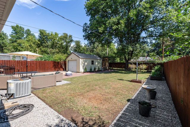 930 N Crestway Ave, Wichita, KS 67208