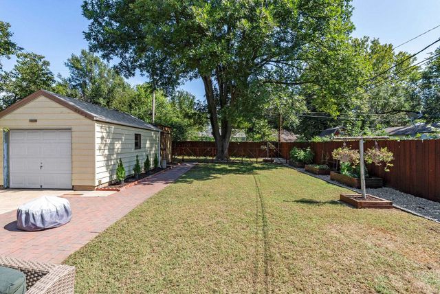 930 N Crestway Ave, Wichita, KS 67208