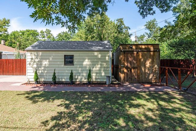 930 N Crestway Ave, Wichita, KS 67208