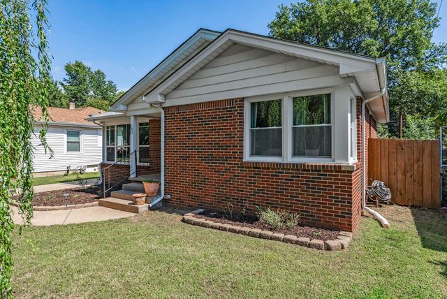 930 N Crestway Ave, Wichita, KS 67208