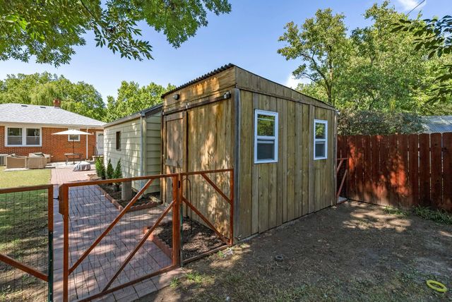 930 N Crestway Ave, Wichita, KS 67208