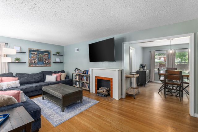 930 N Crestway Ave, Wichita, KS 67208