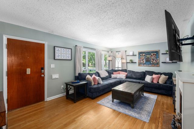 930 N Crestway Ave, Wichita, KS 67208