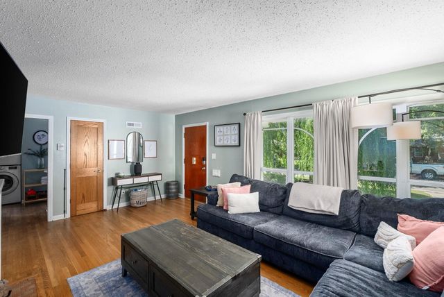 930 N Crestway Ave, Wichita, KS 67208