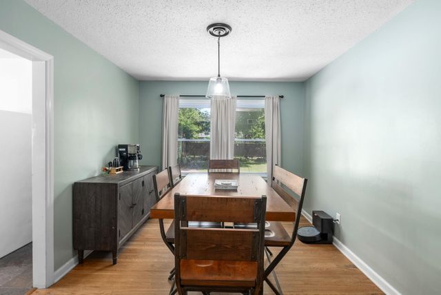 930 N Crestway Ave, Wichita, KS 67208