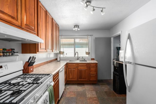 930 N Crestway Ave, Wichita, KS 67208