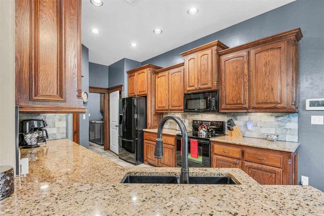 282 NE Road Runner Dr, Fletcher, OK 73541