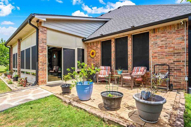 282 NE Road Runner Dr, Fletcher, OK 73541