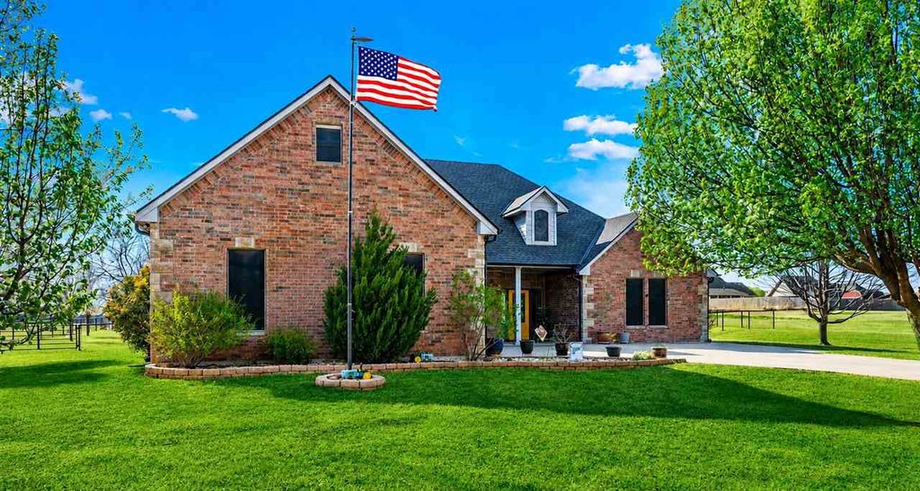 282 NE Road Runner Dr, Fletcher, OK 73541