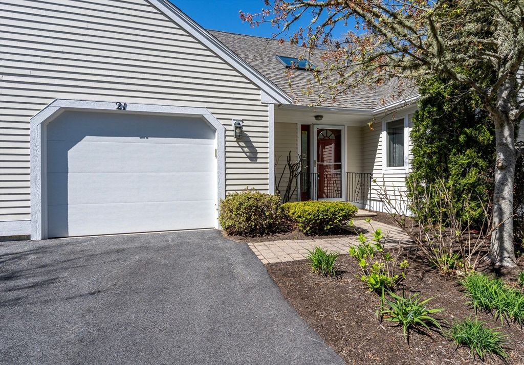 21 Rolling Green Ln 140, Mashpee, MA 02649