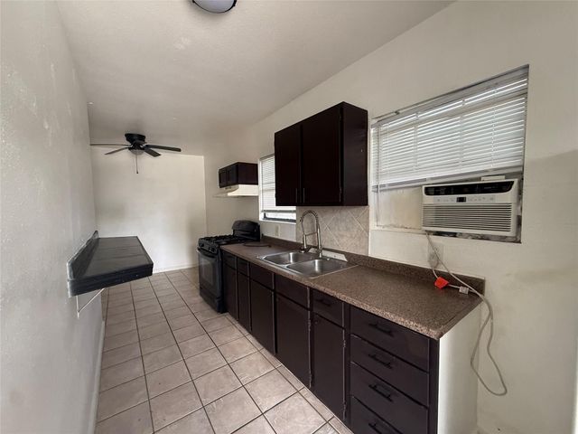 938 Zoe Street 1, Houston, TX 77020