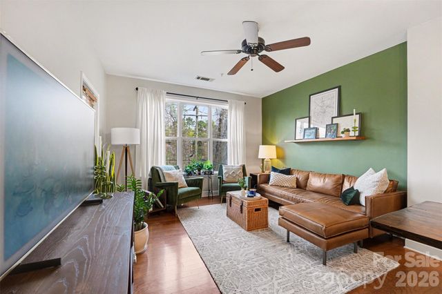 1000 E Woodlawn Road 111, Charlotte, NC 28209