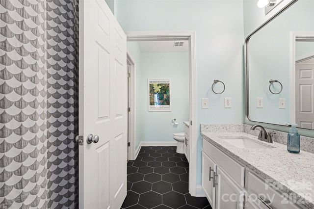 1000 E Woodlawn Road 111, Charlotte, NC 28209