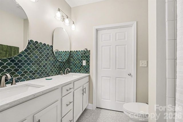 1000 E Woodlawn Road 111, Charlotte, NC 28209