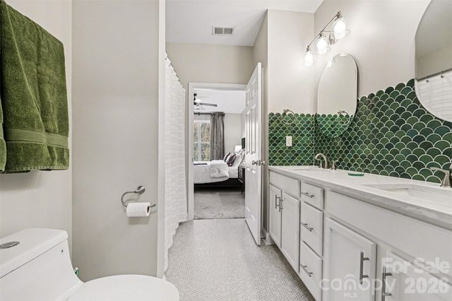 1000 E Woodlawn Road 111, Charlotte, NC 28209