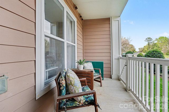 1000 E Woodlawn Road 111, Charlotte, NC 28209