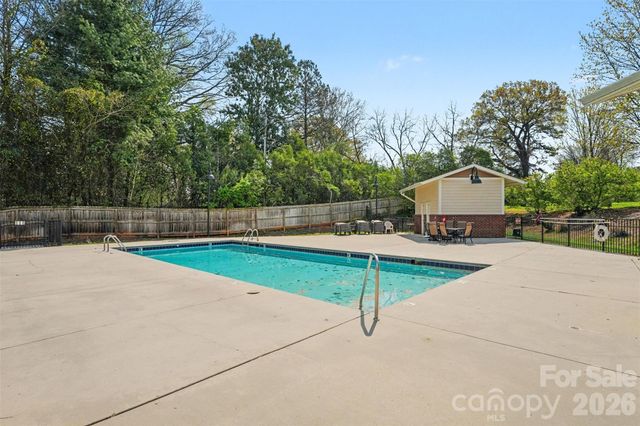 1000 E Woodlawn Road 111, Charlotte, NC 28209