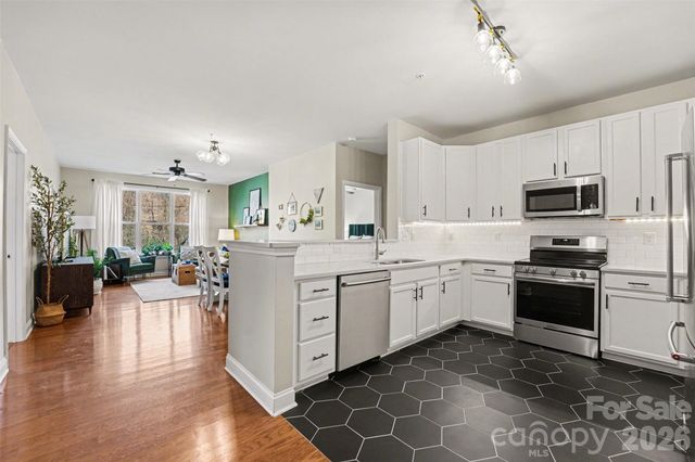 1000 E Woodlawn Road 111, Charlotte, NC 28209