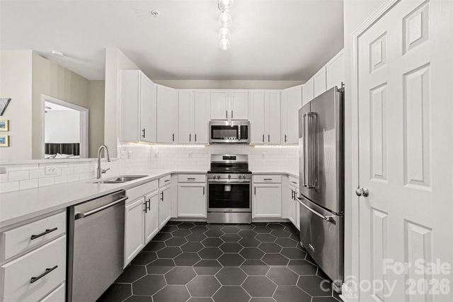 1000 E Woodlawn Road 111, Charlotte, NC 28209