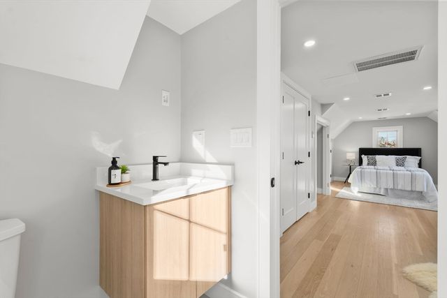 298 Cabot 298, Newton, MA 02460