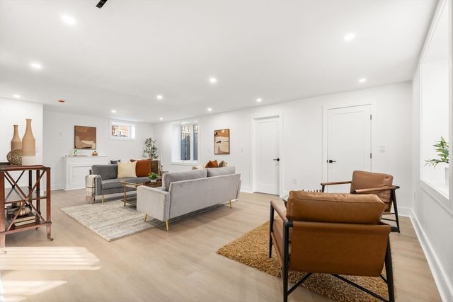 298 Cabot 298, Newton, MA 02460