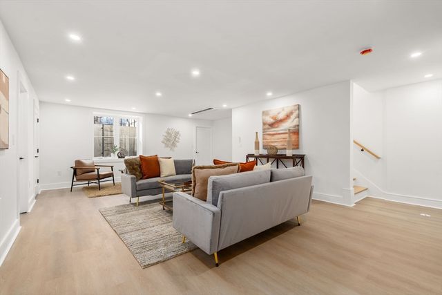 298 Cabot 298, Newton, MA 02460