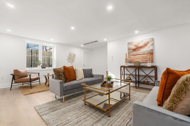 298 Cabot 298, Newton, MA 02460