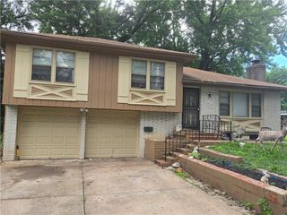 9320 OAKLAND Avenue, Kansas City, MO 64138