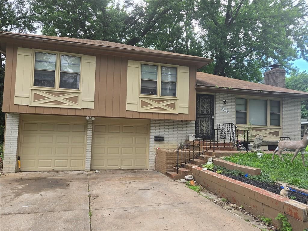 9320 OAKLAND Avenue, Kansas City, MO 64138