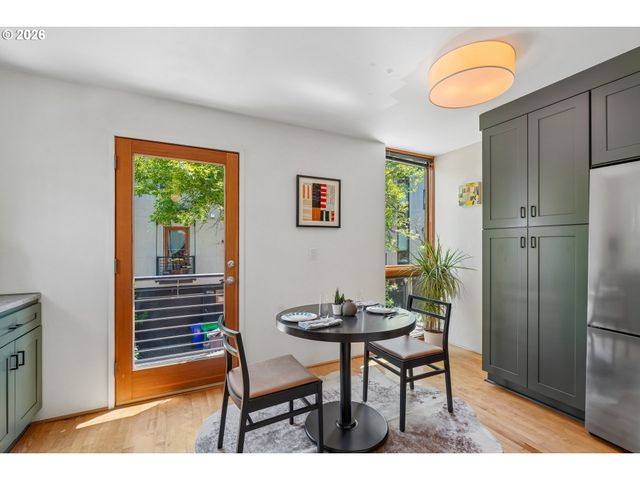 5910 Ne HOYT St, Portland, OR 97213