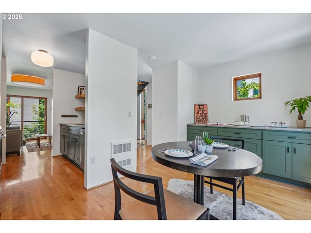 5910 Ne HOYT St, Portland, OR 97213