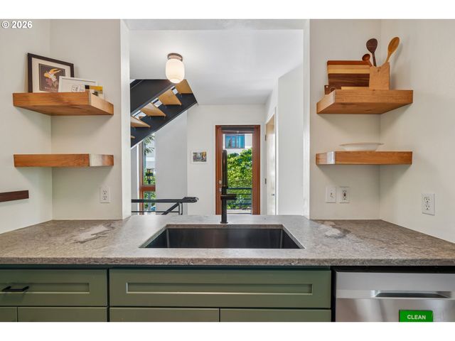 5910 Ne HOYT St, Portland, OR 97213