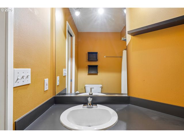 5910 Ne HOYT St, Portland, OR 97213