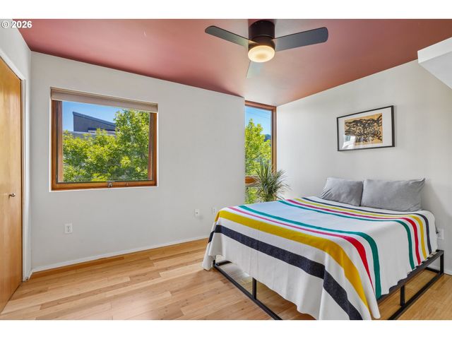 5910 Ne HOYT St, Portland, OR 97213