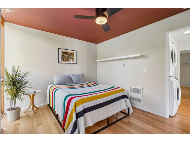 5910 Ne HOYT St, Portland, OR 97213