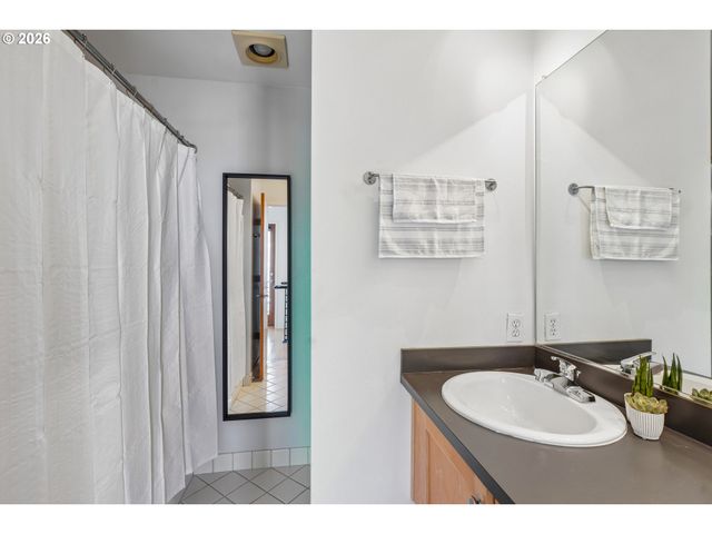 5910 Ne HOYT St, Portland, OR 97213