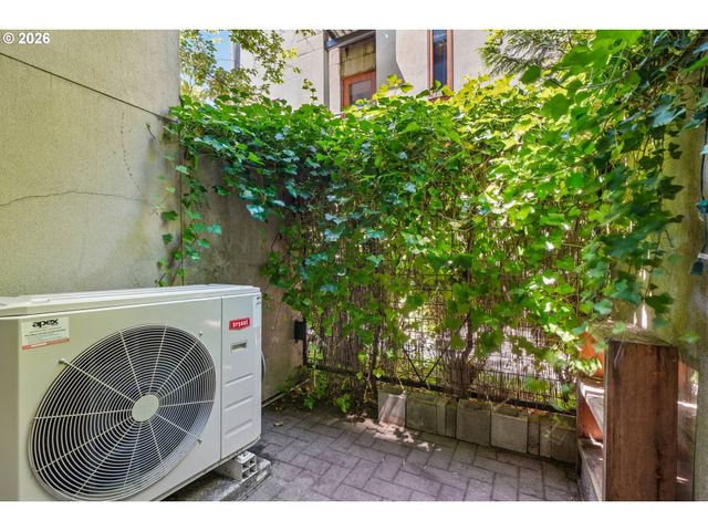 5910 Ne HOYT St, Portland, OR 97213
