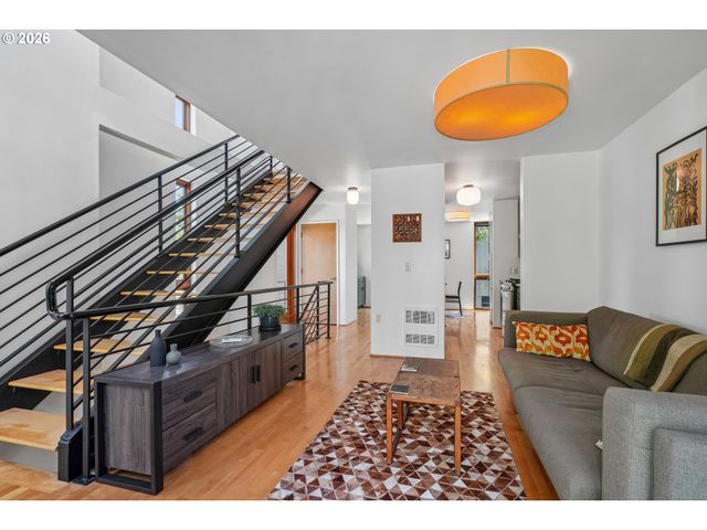 5910 Ne HOYT St, Portland, OR 97213