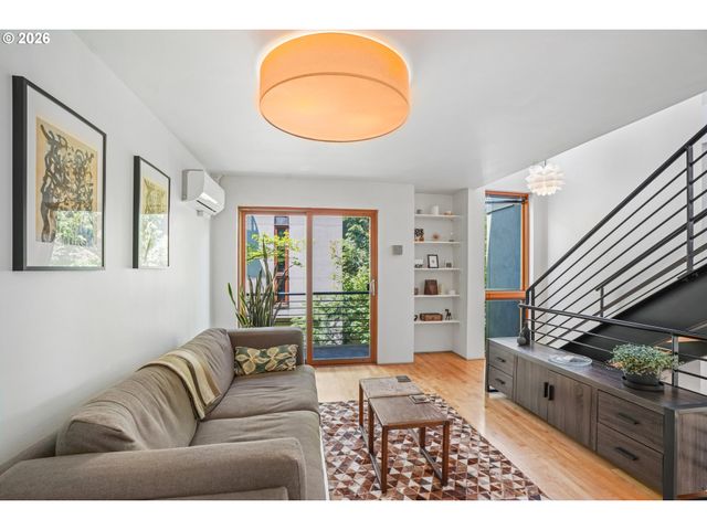 5910 Ne HOYT St, Portland, OR 97213