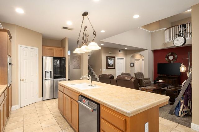 775 S Michelle Avenue, Kerman, CA 93630