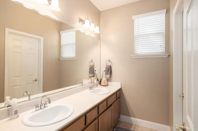 775 S Michelle Avenue, Kerman, CA 93630